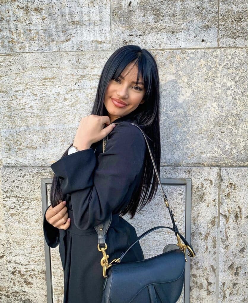 capelli lunghi con frangia