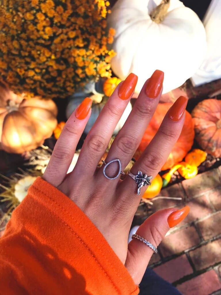 unghie arancione zucca