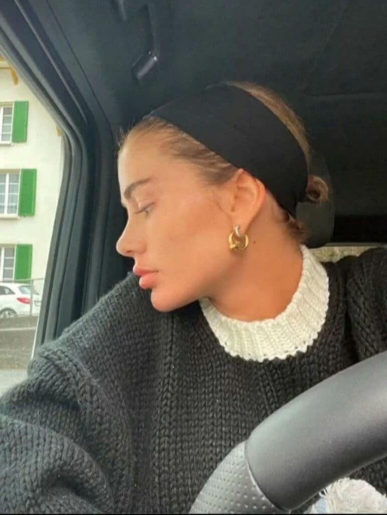 fascia con capelli legati