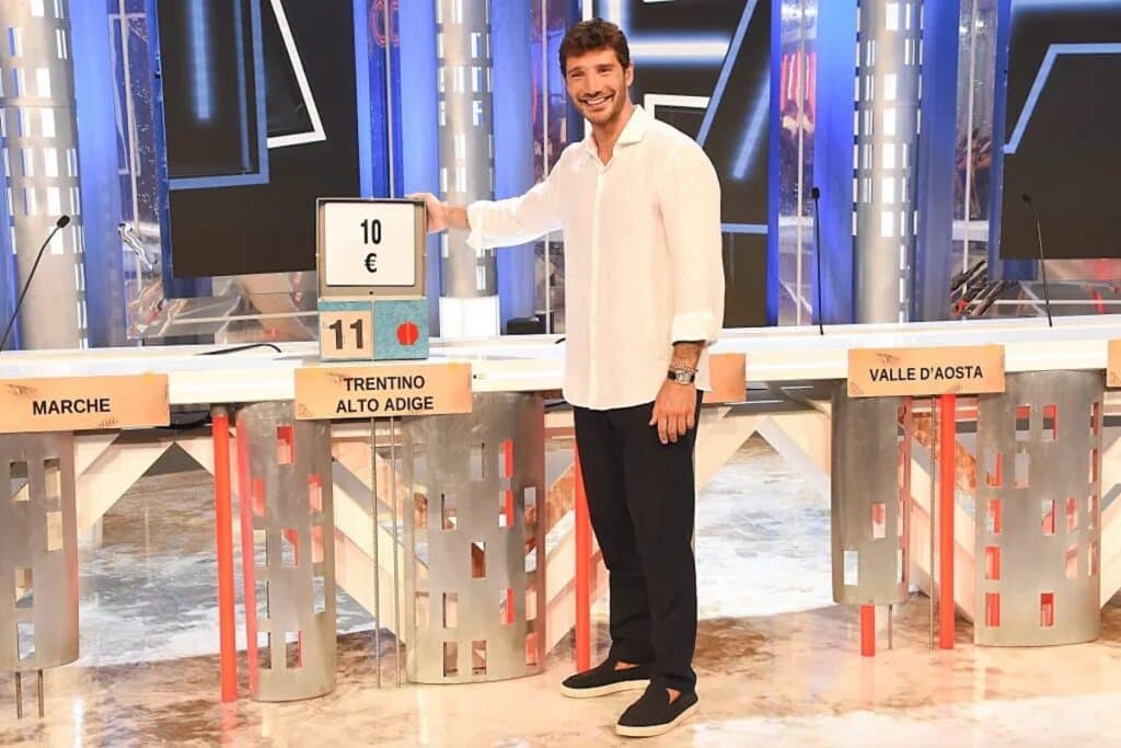 stefano-de-martino-affari-tuoi-look-dettaglio-prezzo
