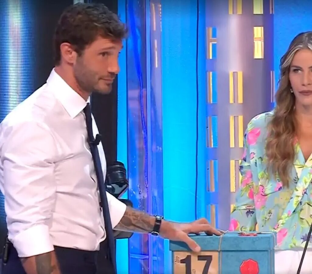 stefano-de-martino-affari-tuoi-look-dettaglio-prezzo