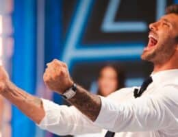 stefano-de-martino-affari-tuoi-perché-è-sempre-vestito-uguale