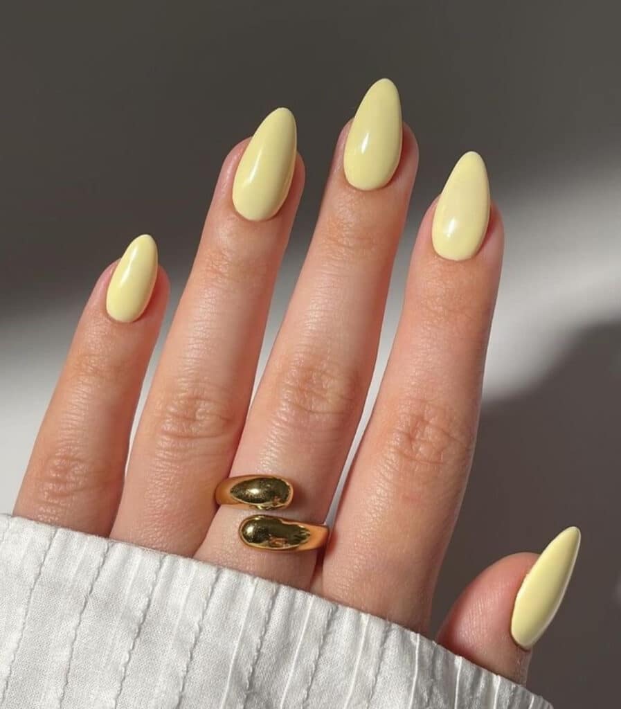 unghie giallo chiaro 