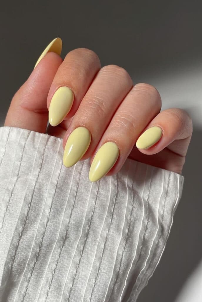 unghie giallo chiaro 