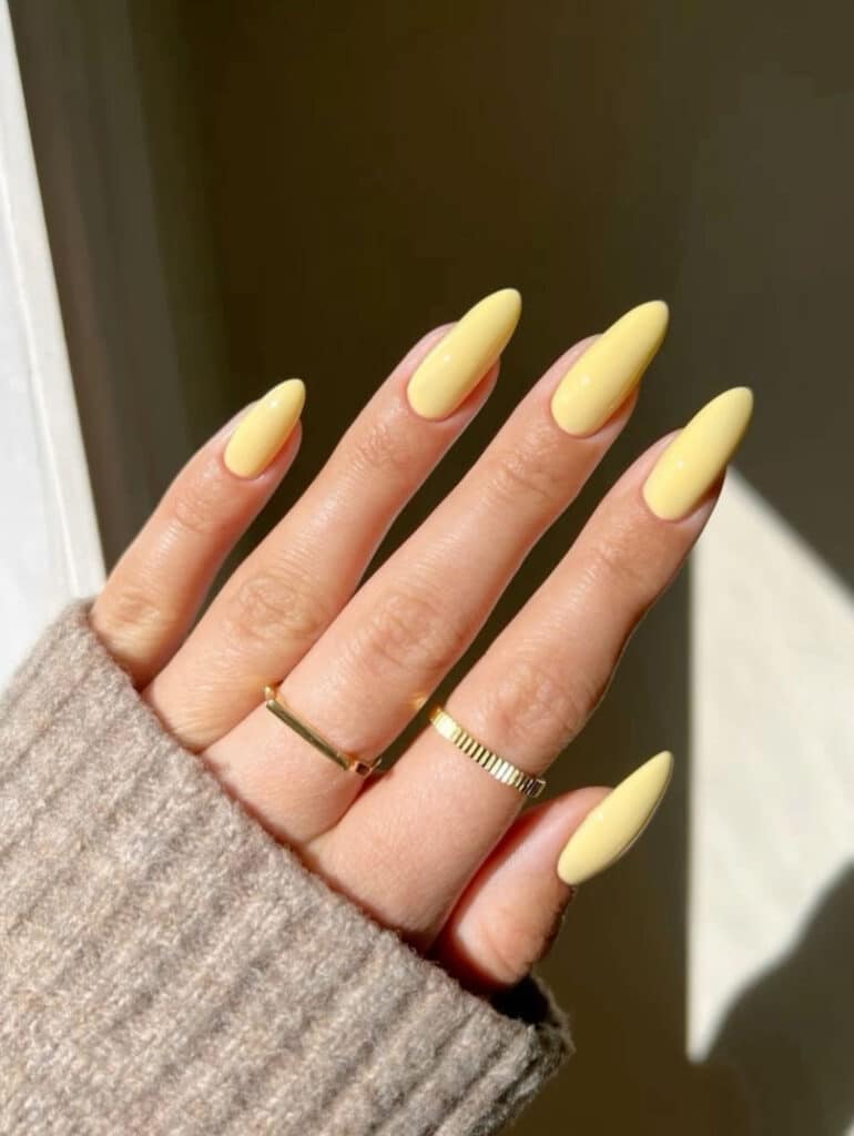 unghie giallo chiaro 