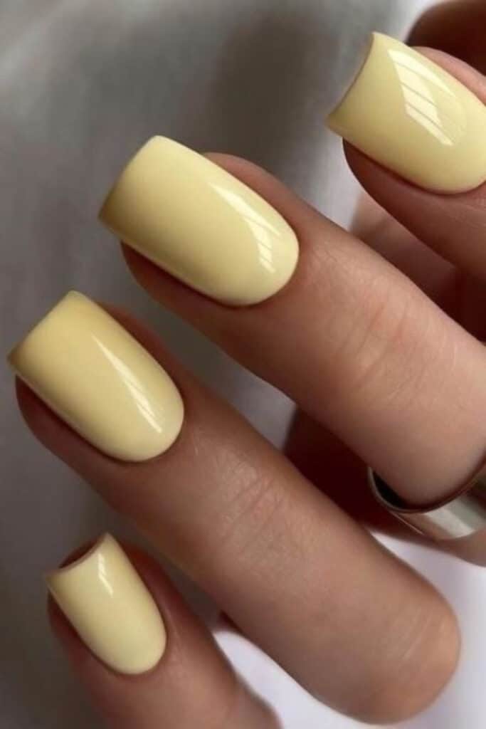 unghie giallo chiaro 