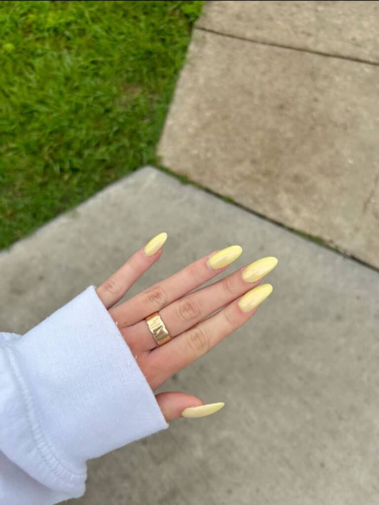 unghie giallo chiaro 