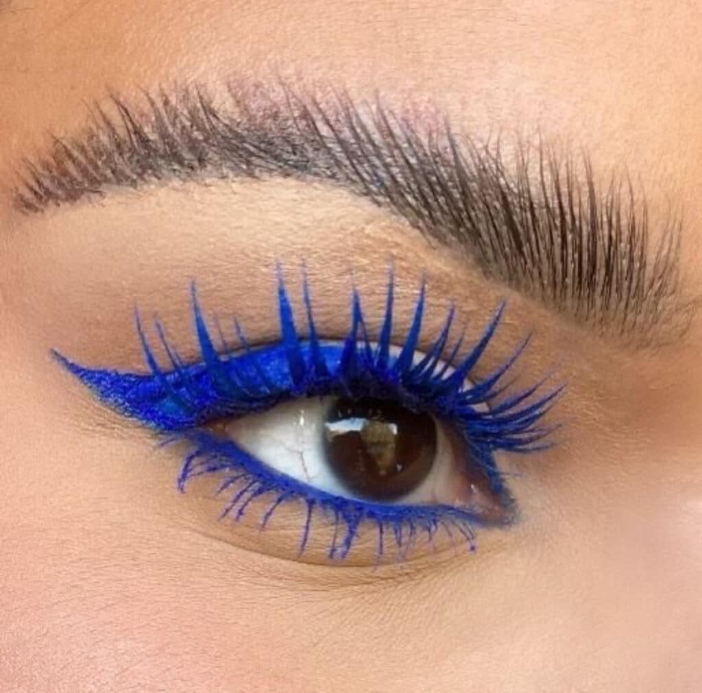 mascara blu