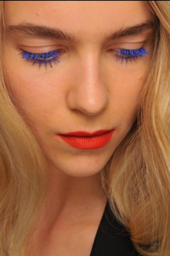 mascara blu