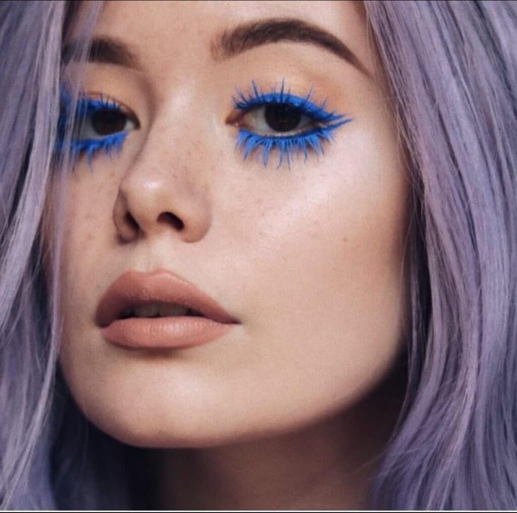 mascara blu
