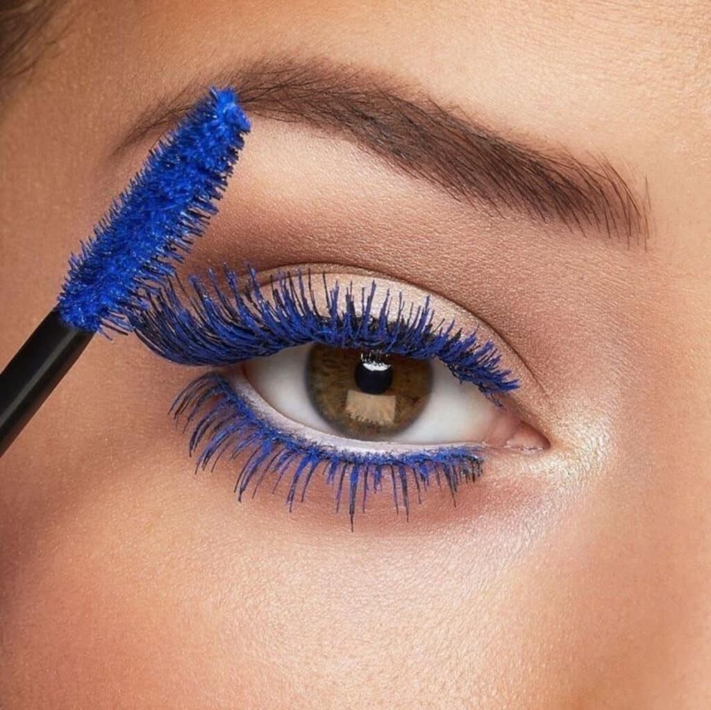 mascara blu