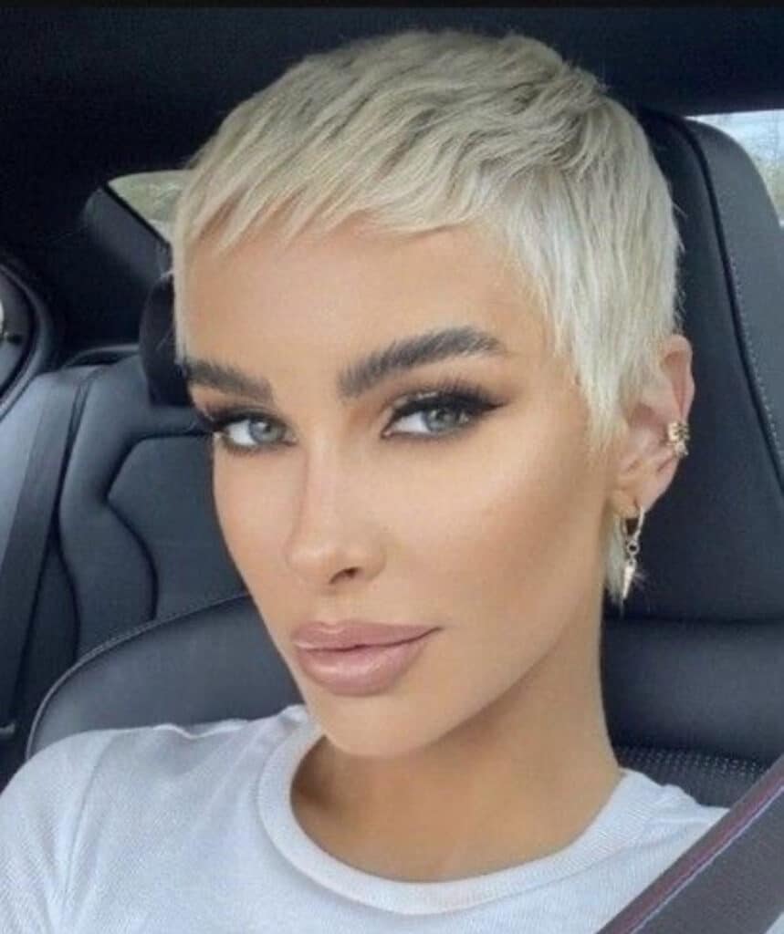 ciuffi e frange su capelli corti