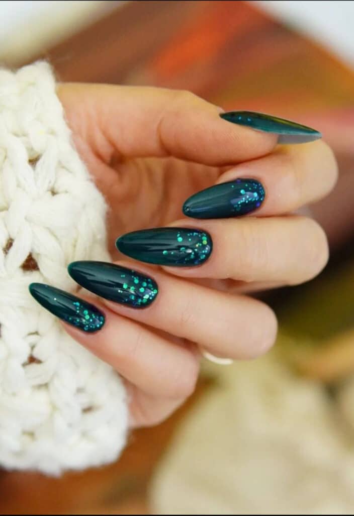 unghie verde brillante