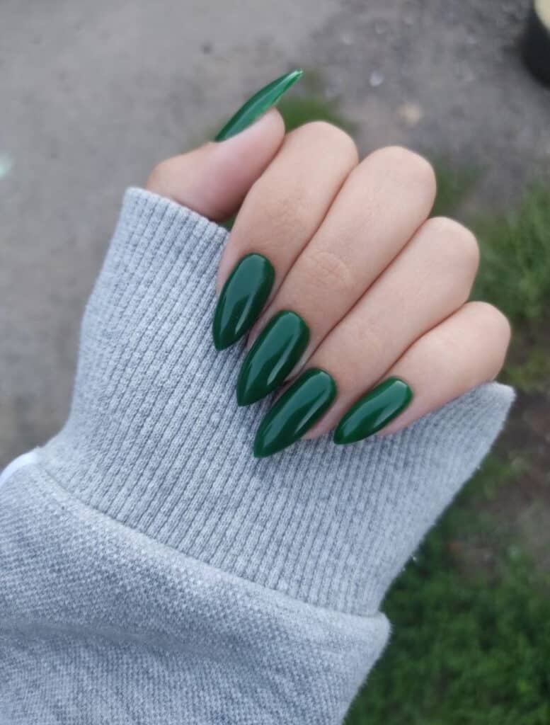 unghie verde brillante