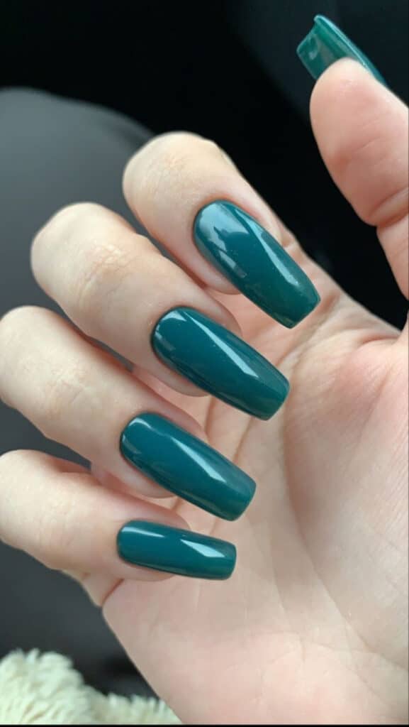 unghie verde brillante