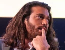 can-yaman-nuovo-look