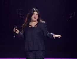 sanremo-2025-maria-tomba-look-pigiama-motivo-scritta