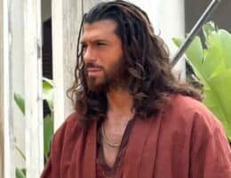 can-yaman-nuovo-look-brad-pitt