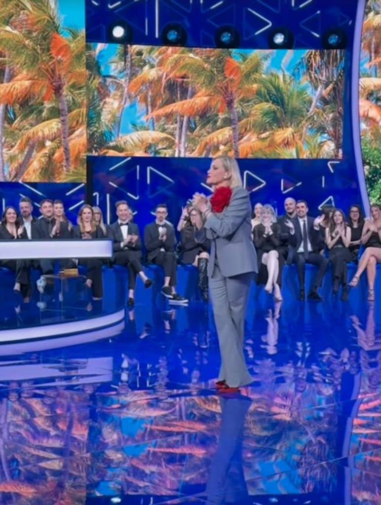 isola-dei-famosi-look-fiore-rosso-motivo