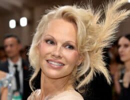pamela-anderson-oggi-nuovo-look