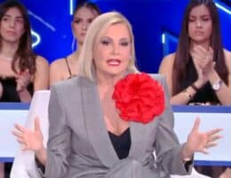 isola-dei-famosi-look-fiore-rosso-motivo
