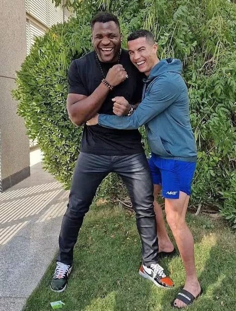cristiano-ronaldo-smalto-nero-piedi-motivo