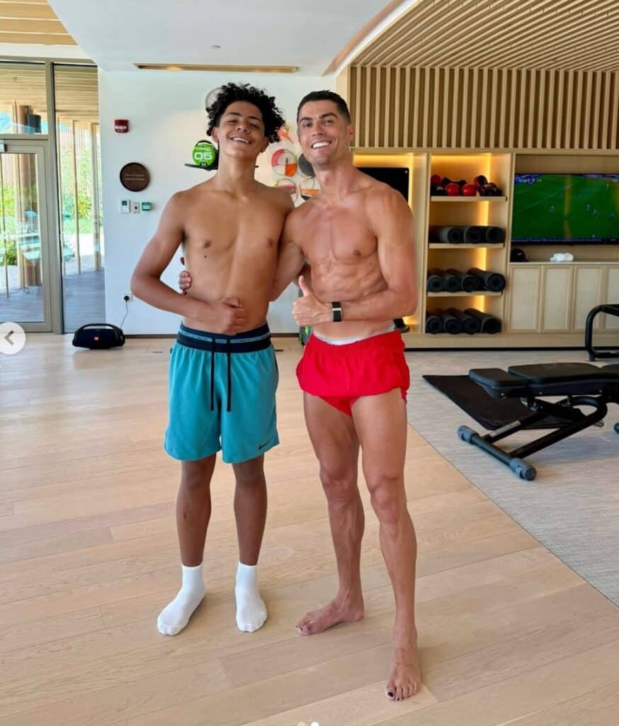 cristiano-ronaldo-smalto-nero-piedi-motivo