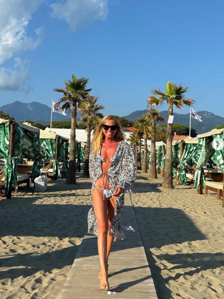 federica-panicucci-bikini-look-tendenza-estate-2025