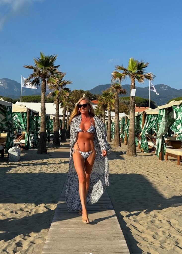 federica-panicucci-bikini-look-tendenza-estate-2025