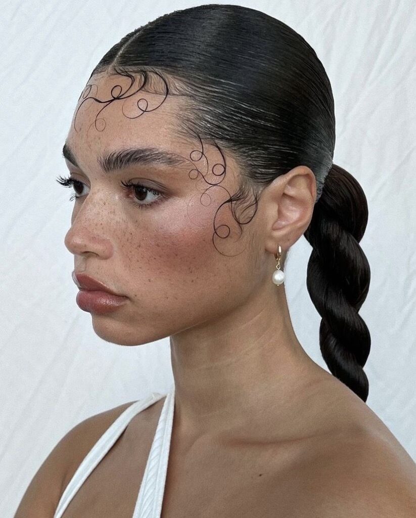 coda alta con treccia 