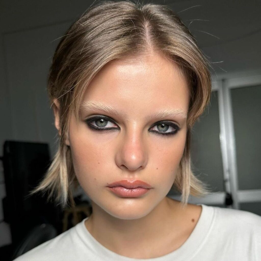 sopracciglia decolorate