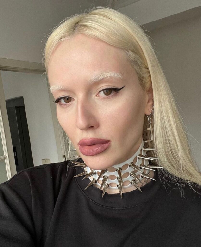 sopracciglia decolorate