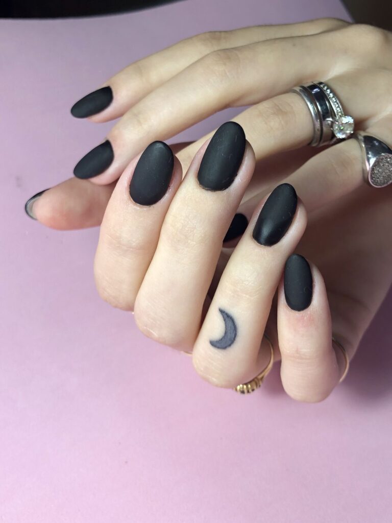 unghie nero opaco 