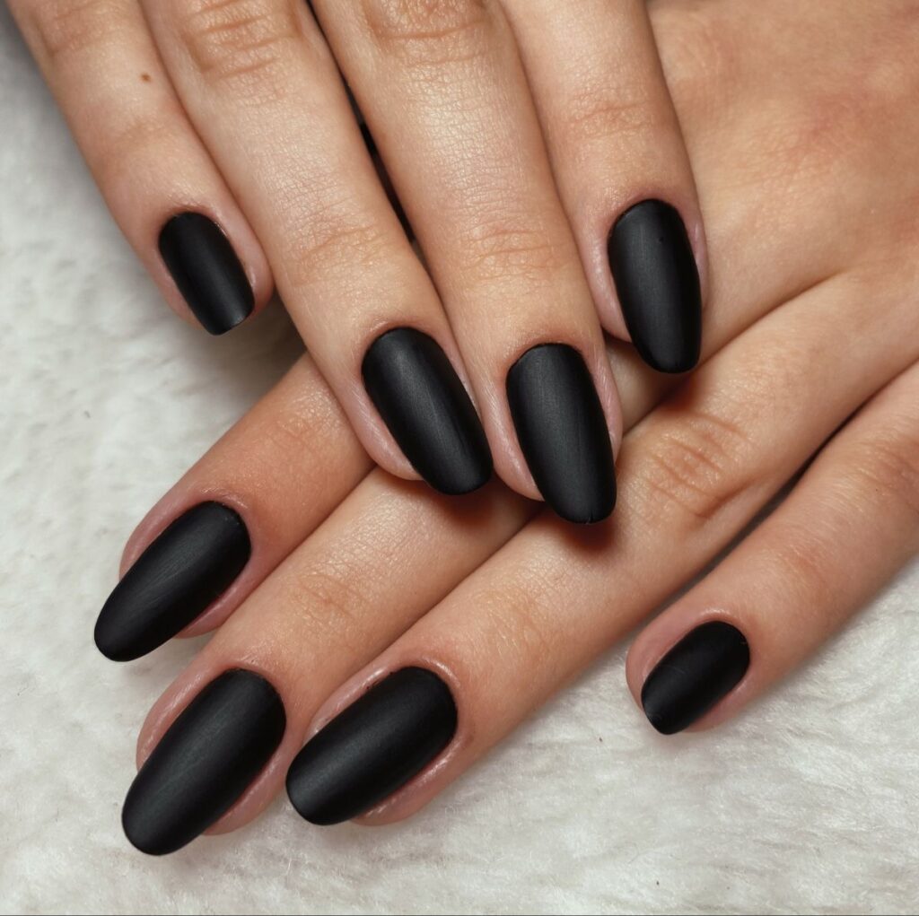 unghie nero opaco 
