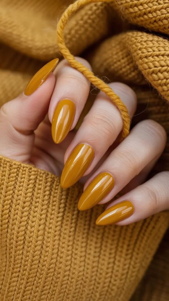 unghie giallo senape 