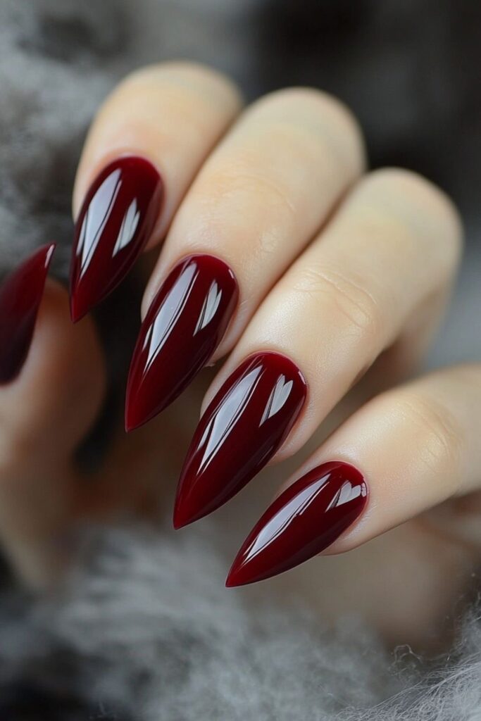 unghie rosso profondo 