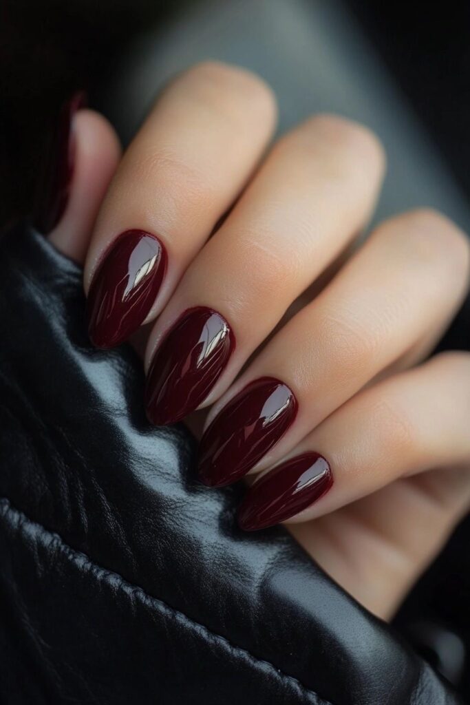 unghie rosso profondo 