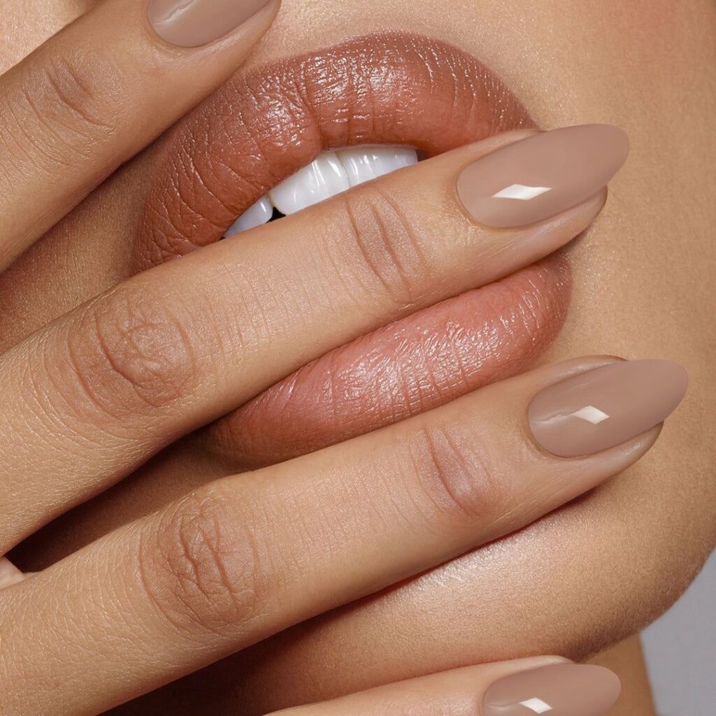 latte macchiato nails