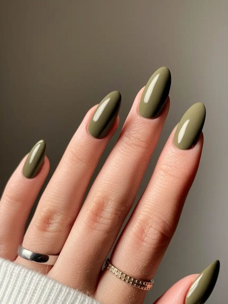 unghie verde oliva 