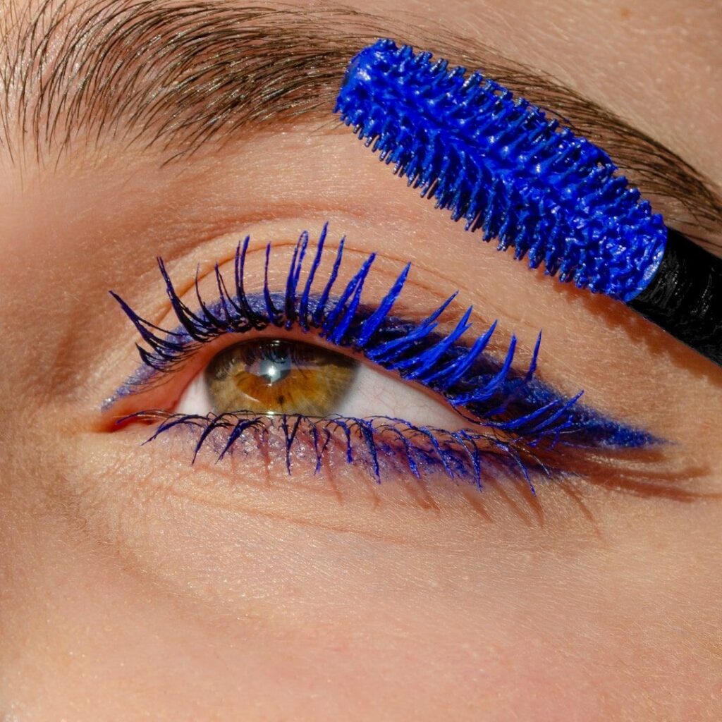 mascara blu