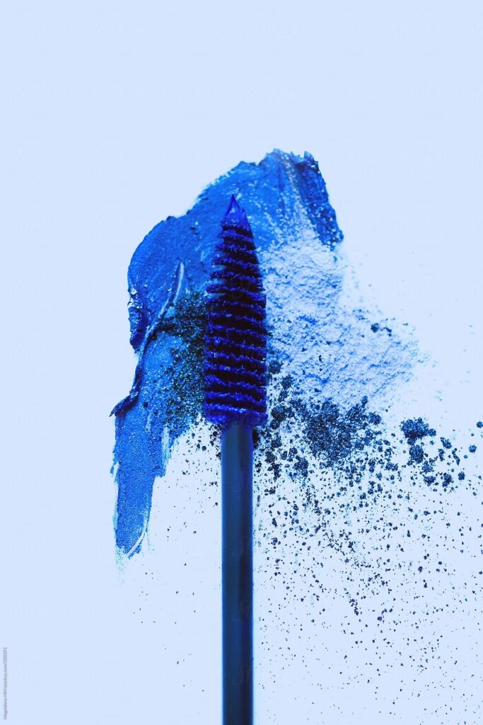 mascara blu
