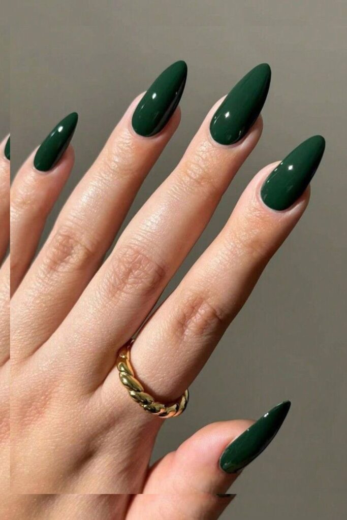 unghie verde scuro