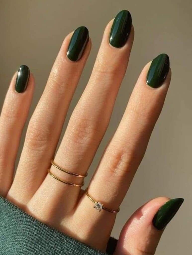 unghie verde scuro